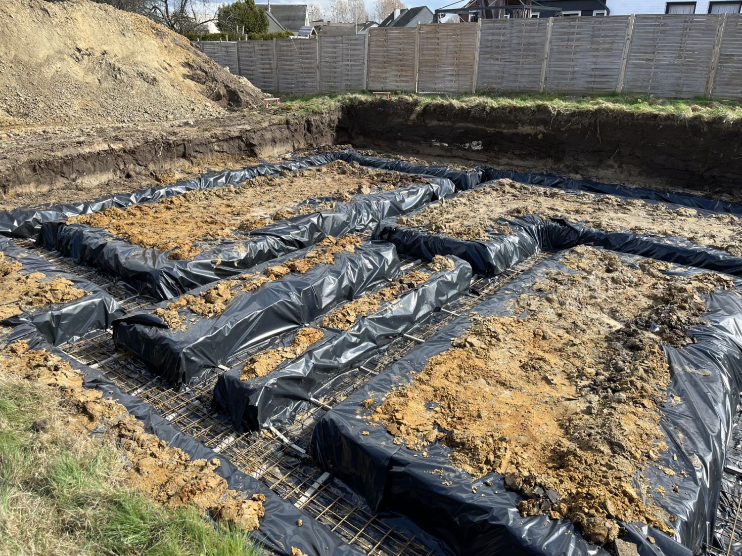 Zodra onze grondwerker zijn werk voltooid heeft, starten we met de voorbereidingen voor het storten van beton voor de fundering waarop jouw woning zal rusten.