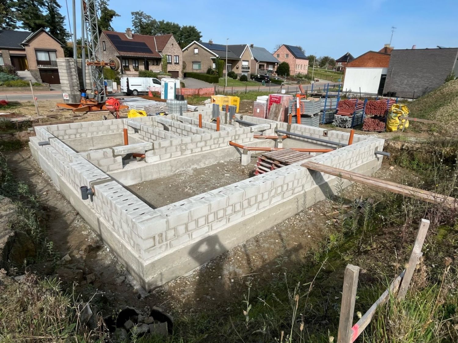 Het metselwerk begint met de eventuele kelder die moet worden gebouwd.